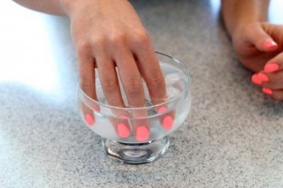 Как быстро высушить лак для ногтей без специального средства? 